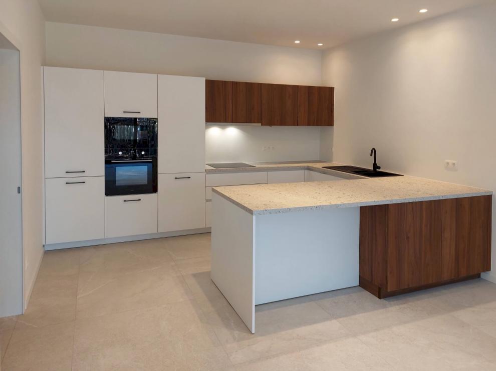 Keuken wit en donkerhout Keuken wit en donkerhout